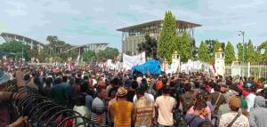 Tolak Relokasi Mandiri, Ribuan Orang Demo di Depan Kantor Gubernur Riau